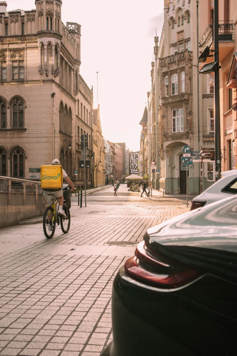 Curier Glovo pe bicicleta